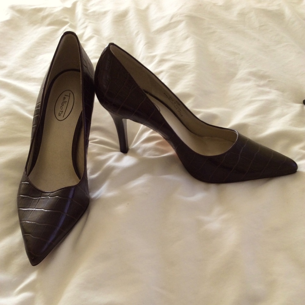 Leather pumps
